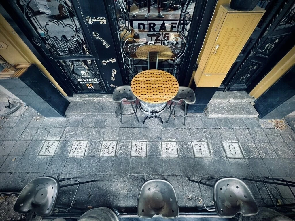 Надпис от ключове пред входа на бира Бар Ключето