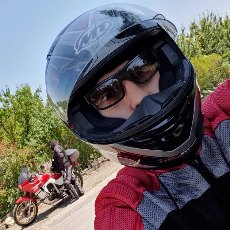 Стефан обича да кара мотор