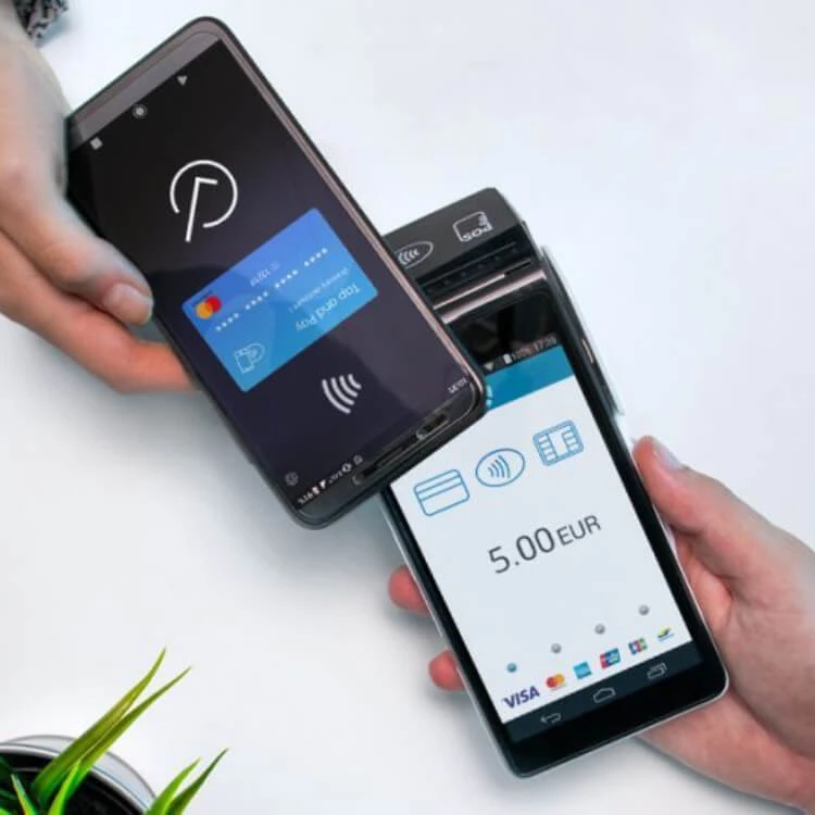 Ein Telefon, das mit NFC am Kartenleser bezahlt
