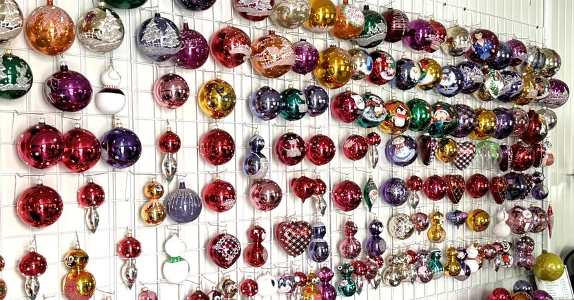 πώληση χειροποίητων γυάλινων παιχνιδιών στο χριστουγεννιάτικο παζάρι 