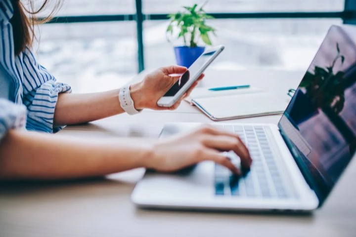 Femme ordinateur confirmation de paiement téléphone