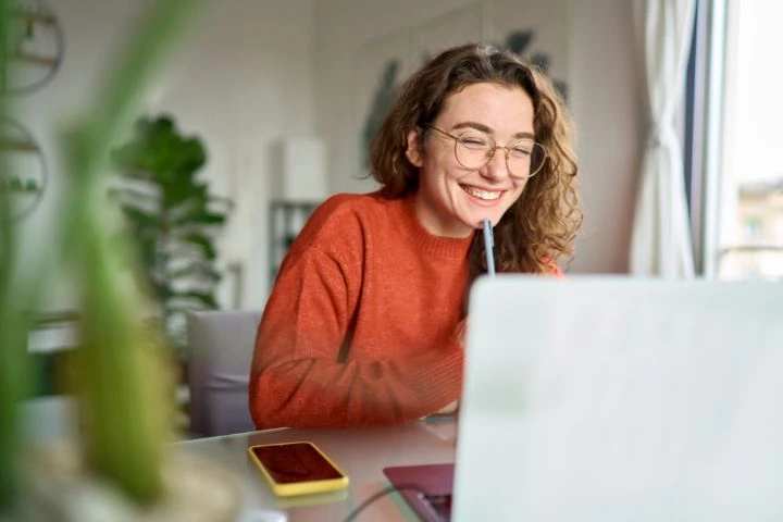 Femme ordinateur entreprise à domicile