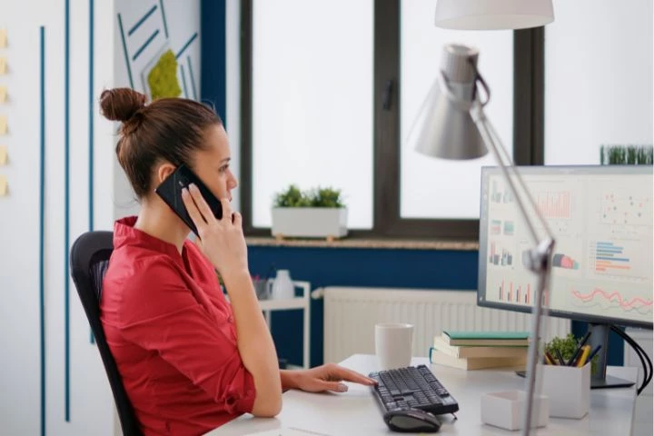 Femme au téléphone entreprise en ligne