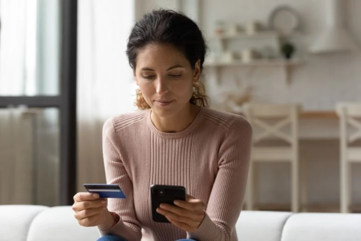 femme qui fait virement international
