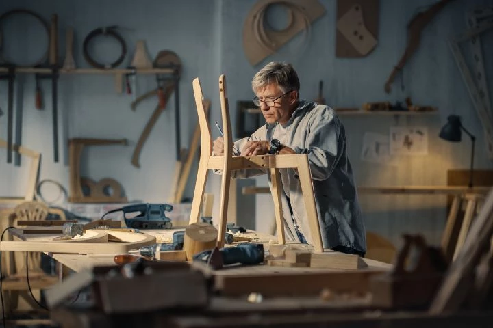 Homme artisan micro entrepreneur