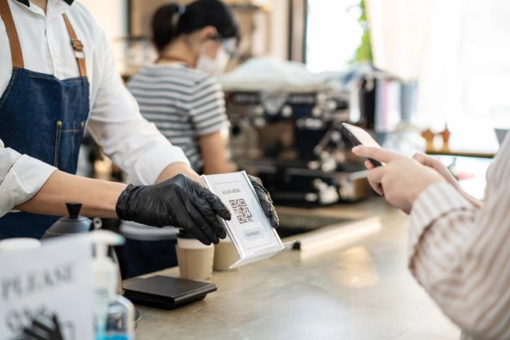 Un client payant l'addition avec code QR dans un restaurant