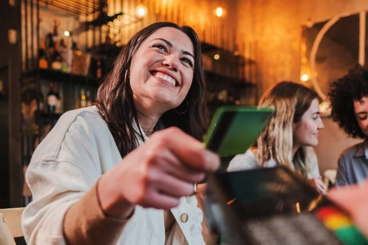 Un client payant l'addition avec TPE dans un restaurant
