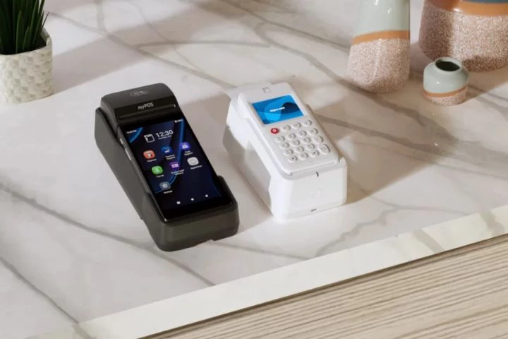 deux terminaux de paiement 