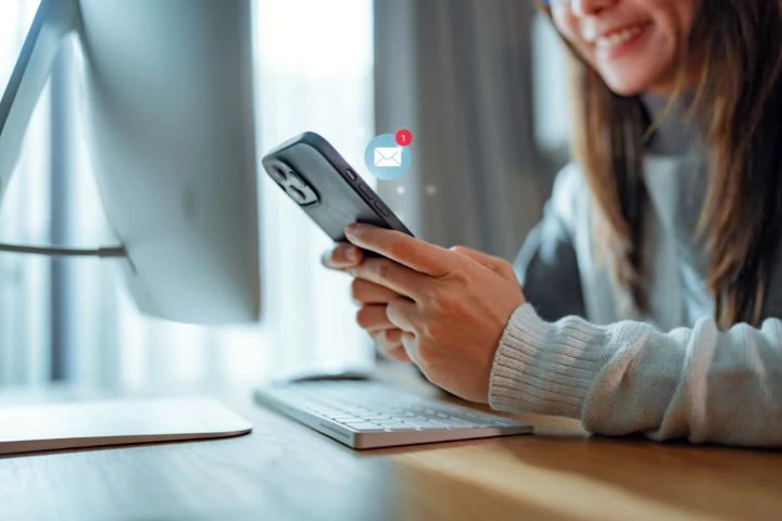 Email de confirmation de commande sur téléphone
