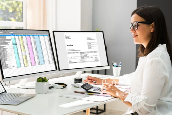 Femme qui utilise de multiples données pour sa facture