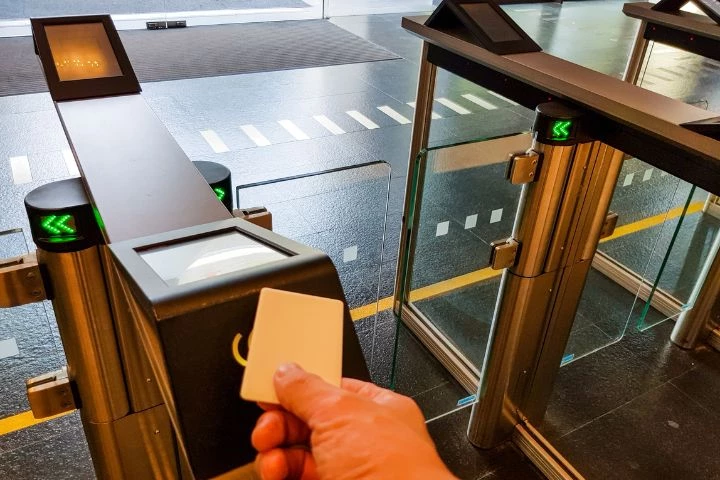 Homme scanne un badge RFID