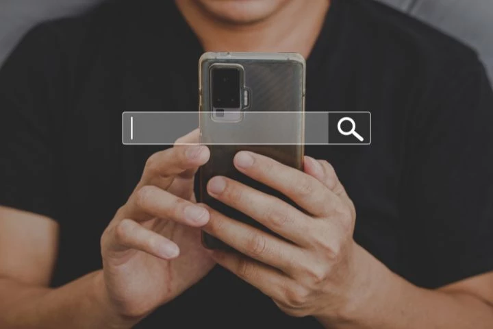 Homme téléphone recherche web URI