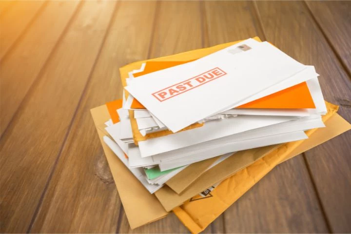 Pile d'enveloppes avec des factures