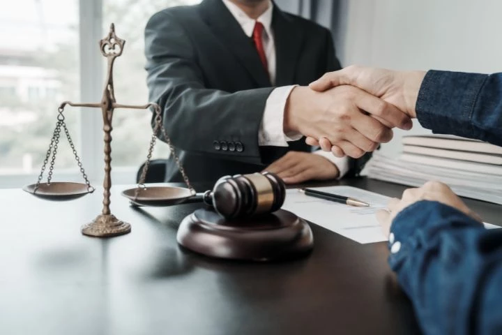 Serrer la main entre avocat et client