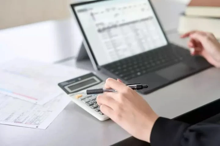 Un expert-comptable utilisant la facturation électronique