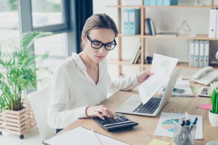 Une femme d'affaires calcule son devis 