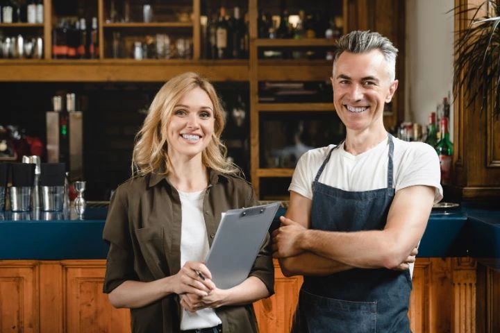 Homme et femme franchiseur franchisé