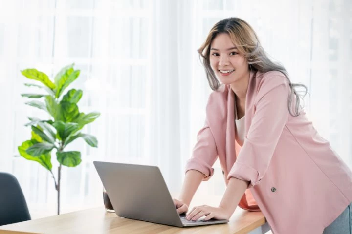 Jeune ecommerçante dans le dropshipping