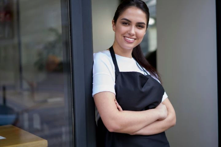 Jeune femme créatrice d’entreprise franchisée