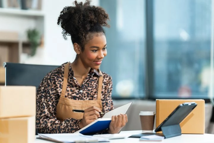 Jeune femme entrepreneuse dans la vente en ligne