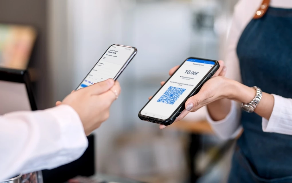 Client qui paye via un QR code sur smartphone