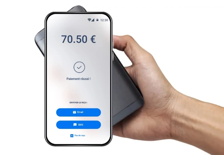 Client qui paye avec son smartphone