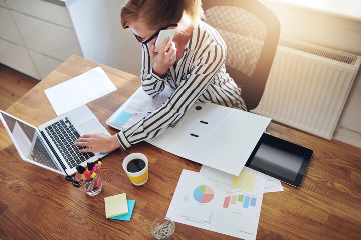 Jeune femme micro entrepreneur