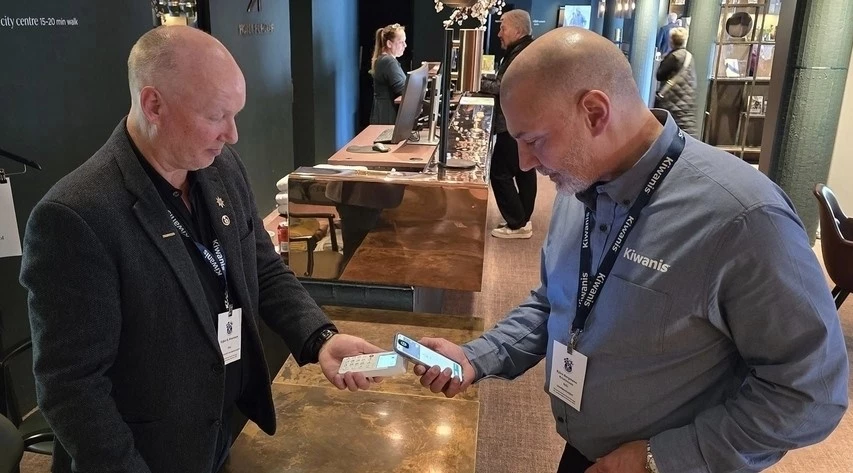 Les bénévoles du Kiwanis collectent des fonds pour les cartes avec myPOS