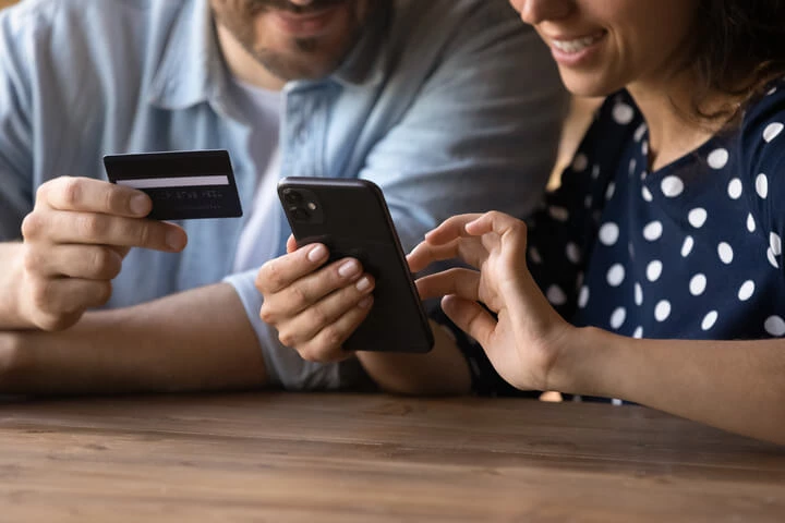 Carte virtuelle myPOS ou carte physique  laquelle choisir 