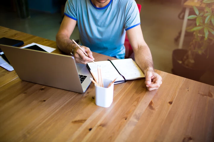 Un étranger peut-il créer une entreprise en France sans y résider ?