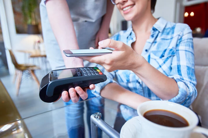 Comment se déroule un paiement à table, étape par étape 