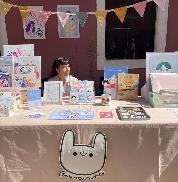 az üzlettulajdonos elad a művészeti piacon