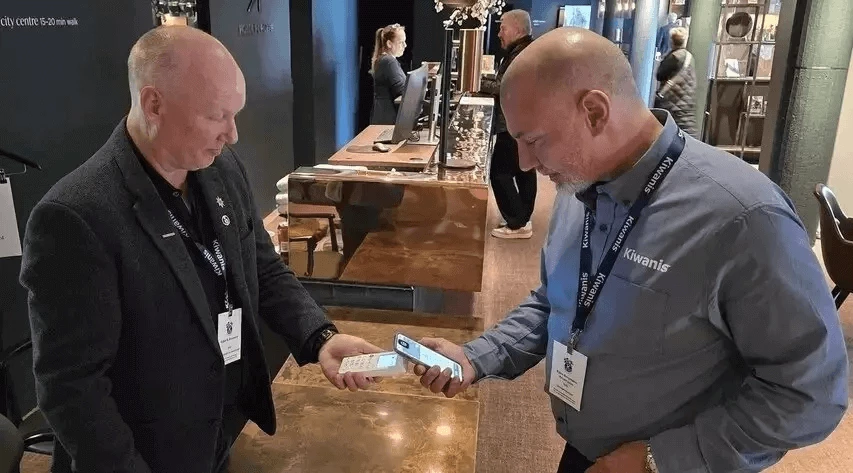 kiwanis önkéntesek adományokat fogadnak myPOS terminálokkal