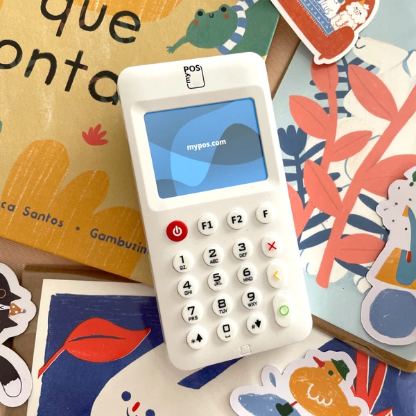 una piccola impresa utilizza il dispositivo myPOS sul mercato dell'arte