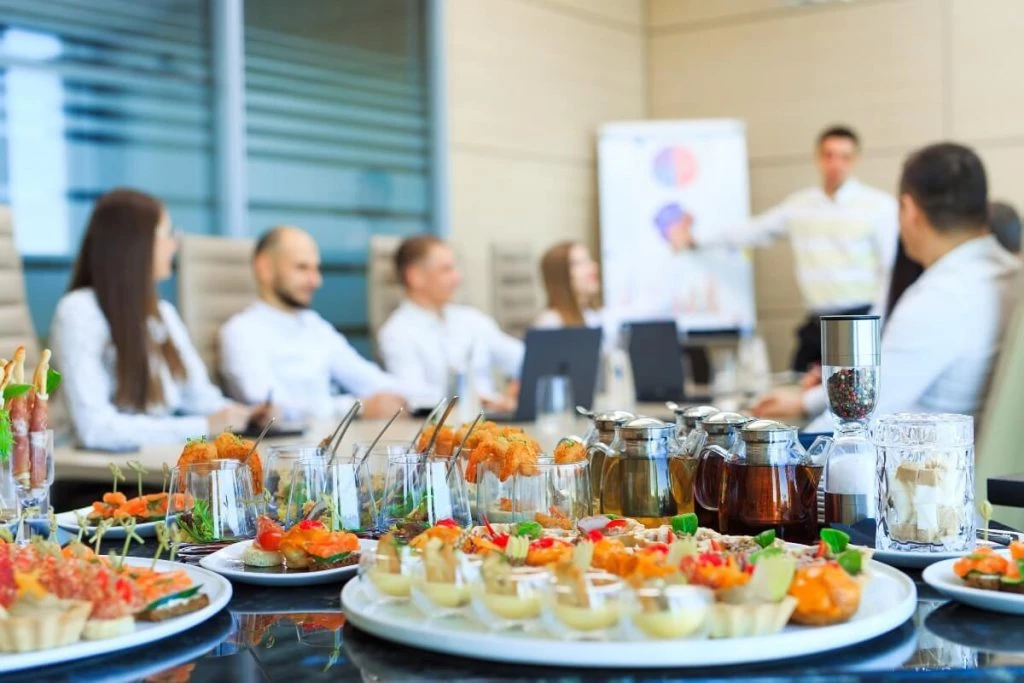 Studia un menù ispirato alla tradizione italiana 