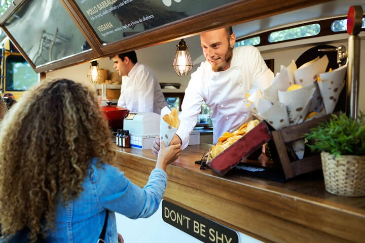 Accettare pagamenti con carta in un negozio di kebab