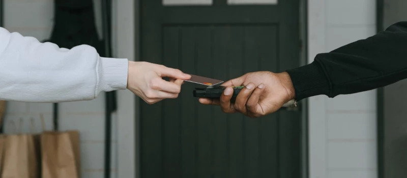 Come sapere se una carta è contactless - Una carta di credito con un simbolo per il pagamento senza contatto