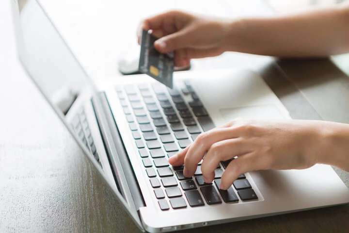 Gestire i rimborsi su carta di credito o debito con un sistema POS moderno
