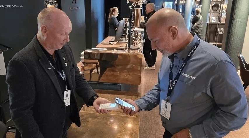 „kiwnas“ savanoriai naudoja ‚myPOS‘, kad priimtų negrynųjų pinigų aukas