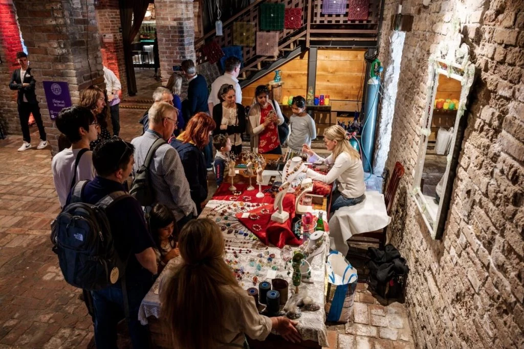 No entanto, o percurso da Catedral de Vidro não foi isento de desafios